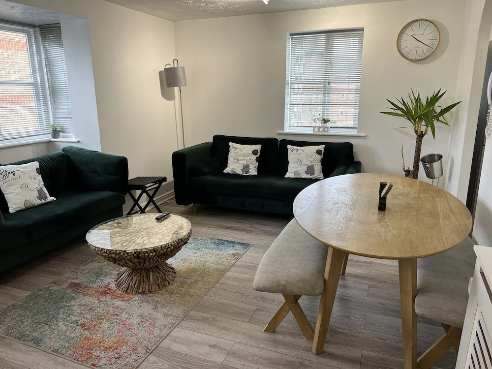 Impeccable 2-bed Apartment in Erith