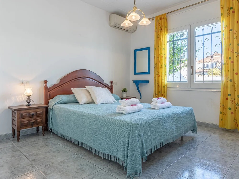 holiday house in Empuriabrava with private pool and mooring