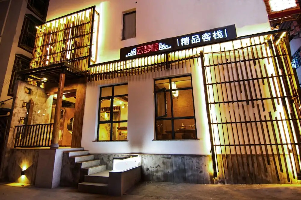 Yun Meng Qi  Inn