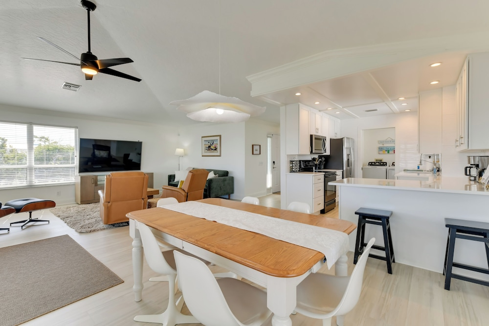 Steps to Ocean & Bay: Bradenton Beach Townhome!