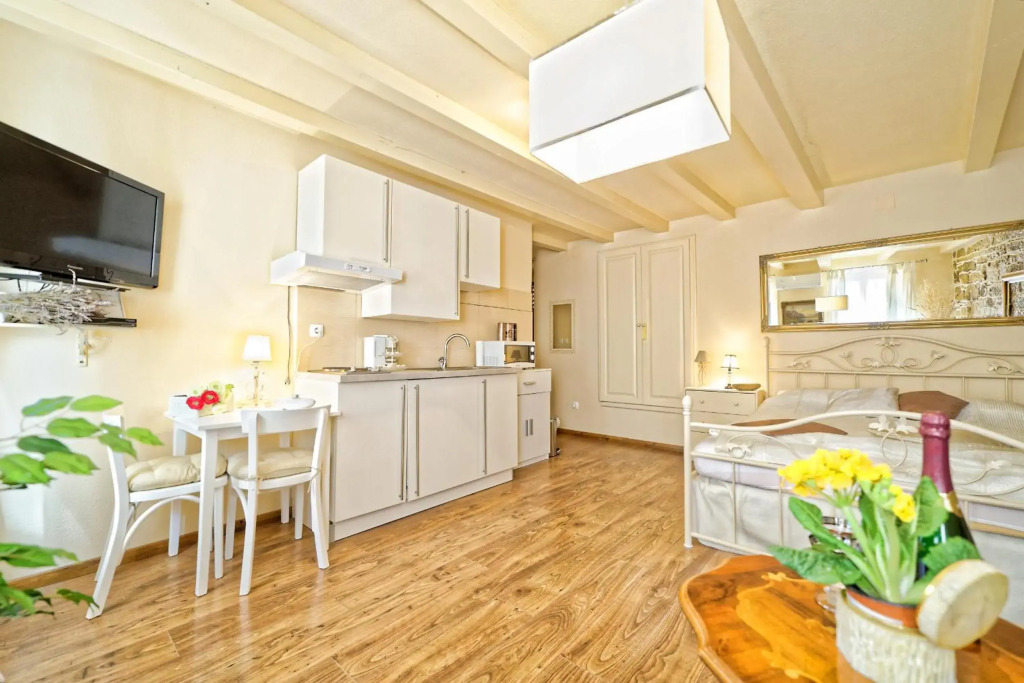 Duplex Apartment Camelia for 4 in charming Old town