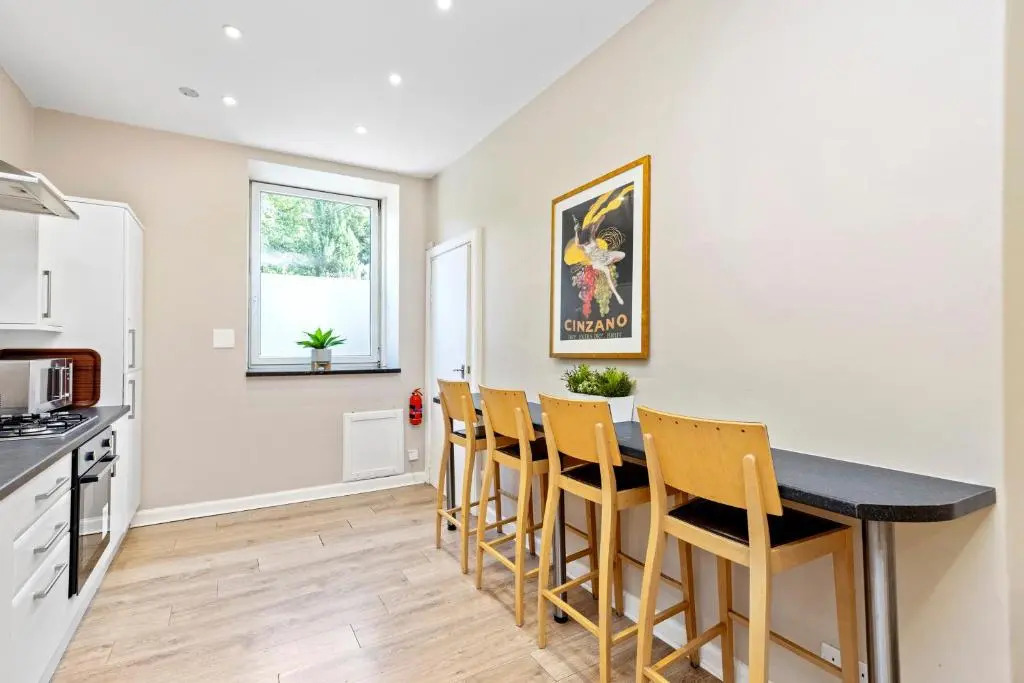 JOIVY Cosy 3bed Family Flat near Leith