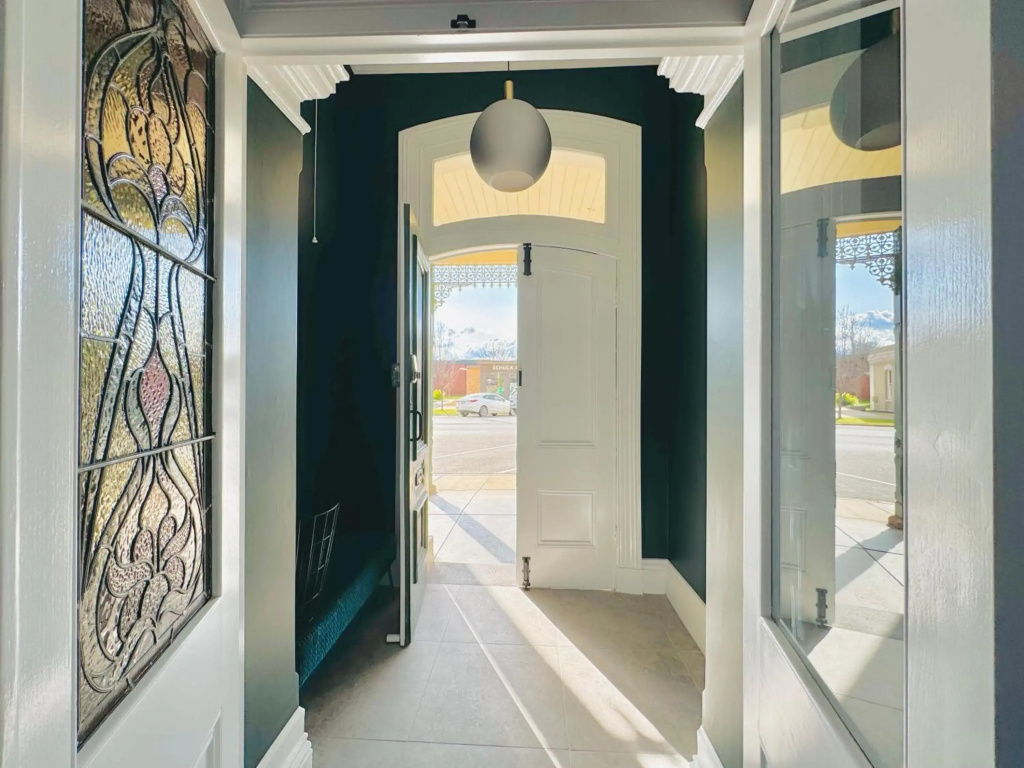Entire Townhouse in Heart of Echuca's Port CBD - 15 guest capacity