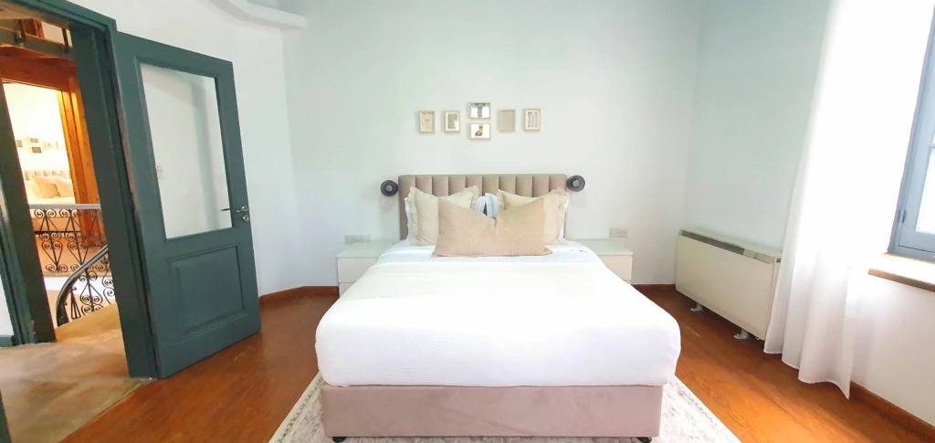 Phaedrus Living: Cozy Down Town House Aischylou