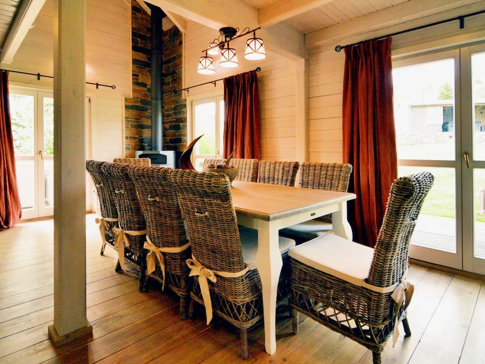Luxurious Villa with Sauna, Hot Tub, Recreation Room, Large Enclosed Garden