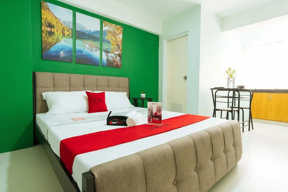 RedDoorz Near C5 Kalayaan Avenue Makati