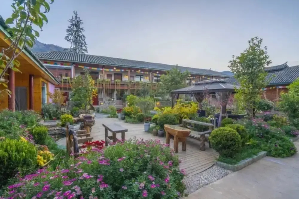 Floral Hotel · Smiling in the Flowers Lugu