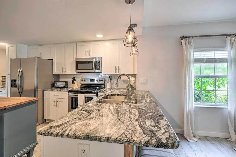 Central Point Tampa Home W/ Outdoor Lounge!