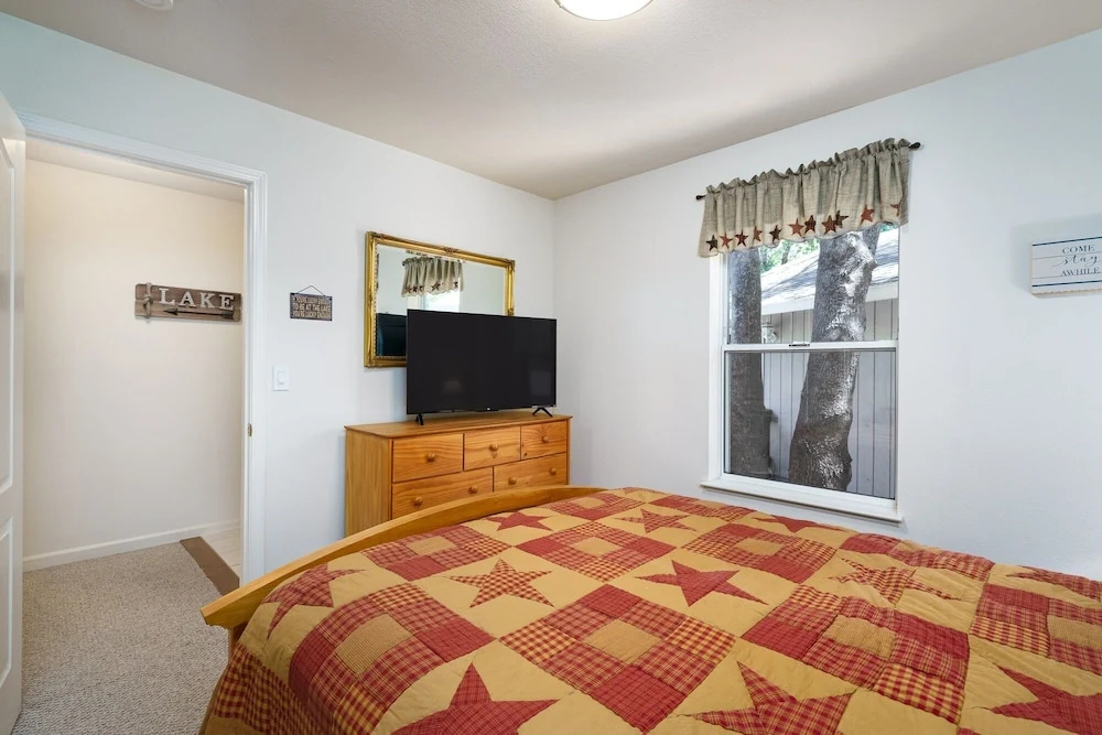 The Gathering Place - 2-Level Home with Game Room by Yosemite Region Resorts