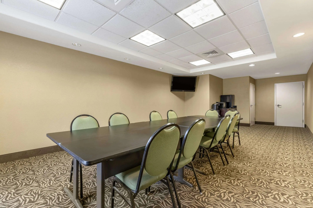 Comfort Suites Medical Center near Six Flags