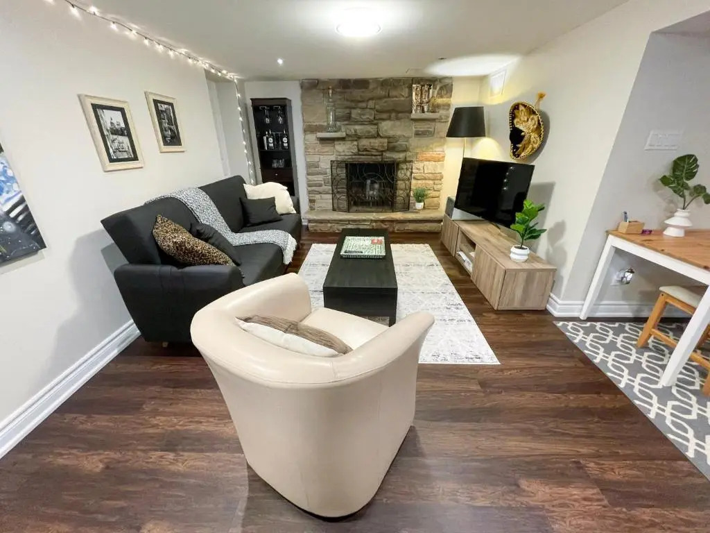 Spacious & Renovated 1BD Suite w/parking