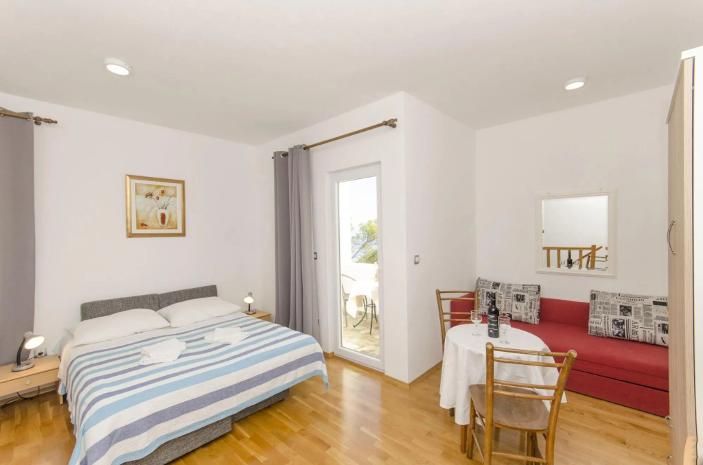 Apartments Mira Beachfront Bliss