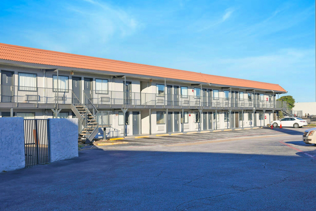 Super 7 Inn Dallas Near Duncanville