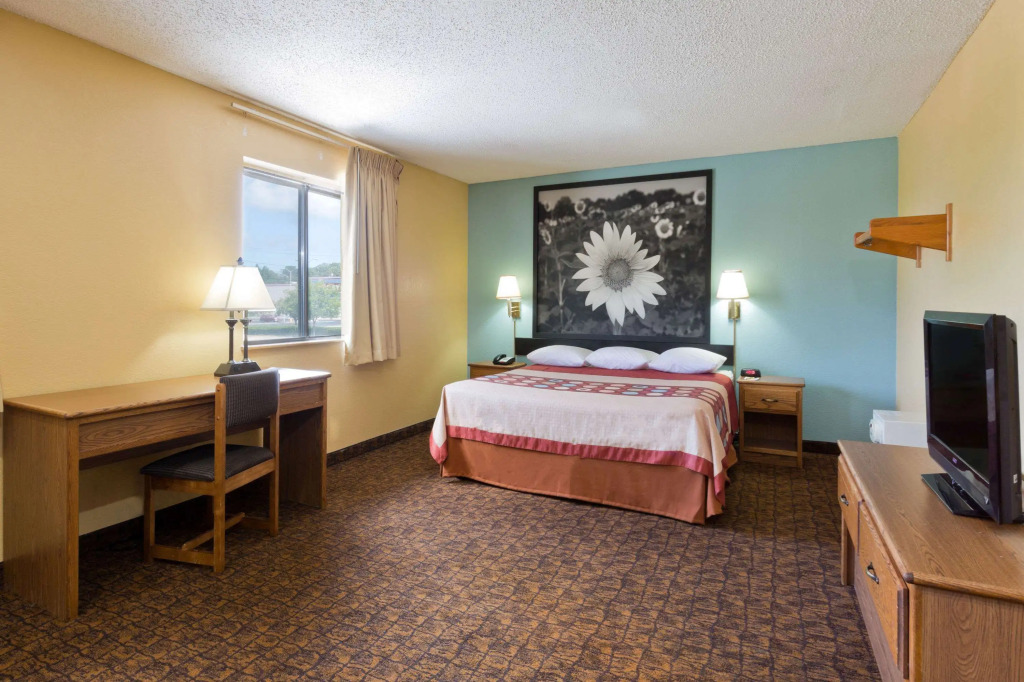 Super 8 by Wyndham Lexington Park/California Area