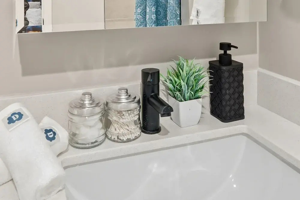 Chic 2BR Apartment in Edgewater Modern Comfort