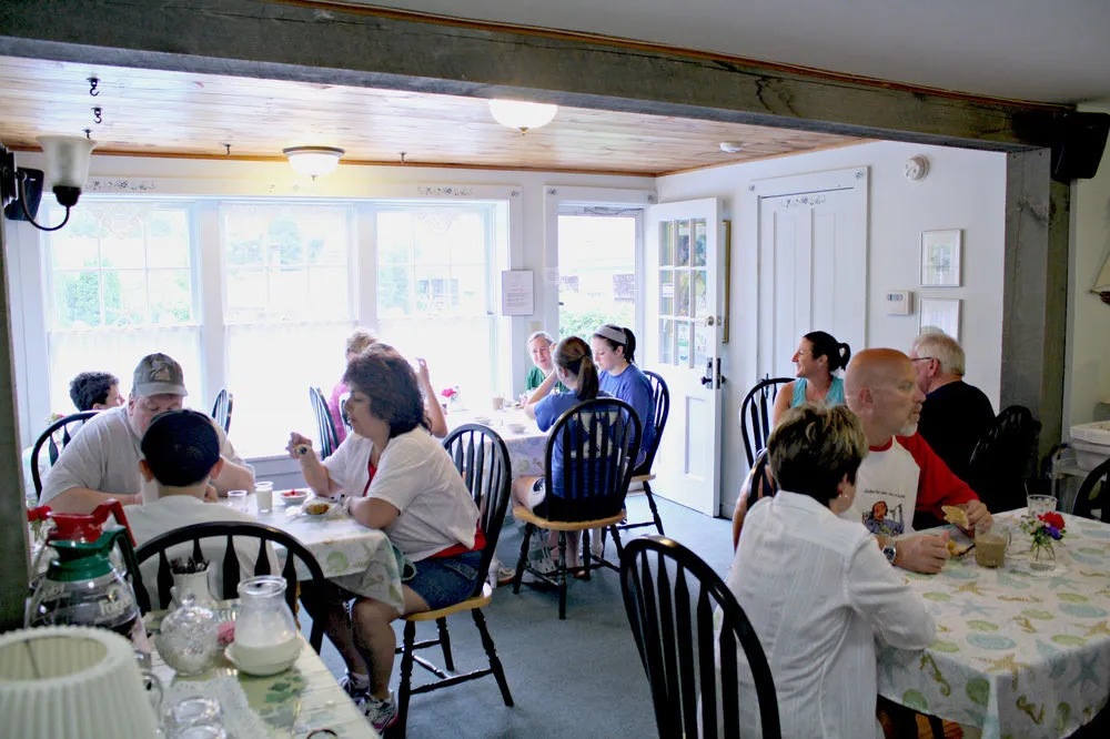 Allen Harbor Breeze Inn & Gardens