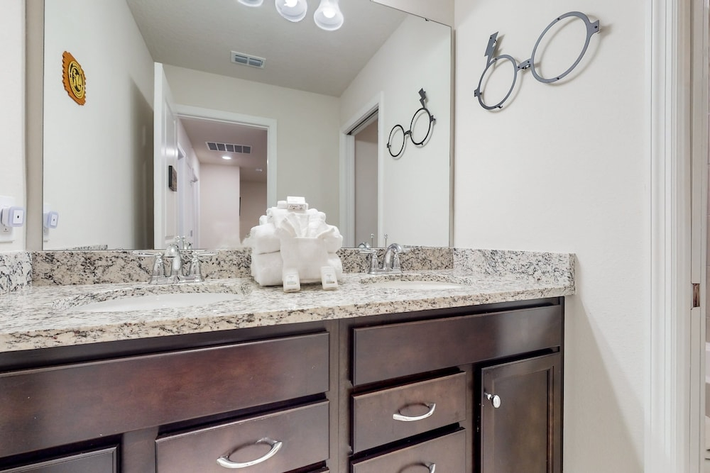 Windsor Island Wonder - Private Pool, Near Theme Parks & new Club House