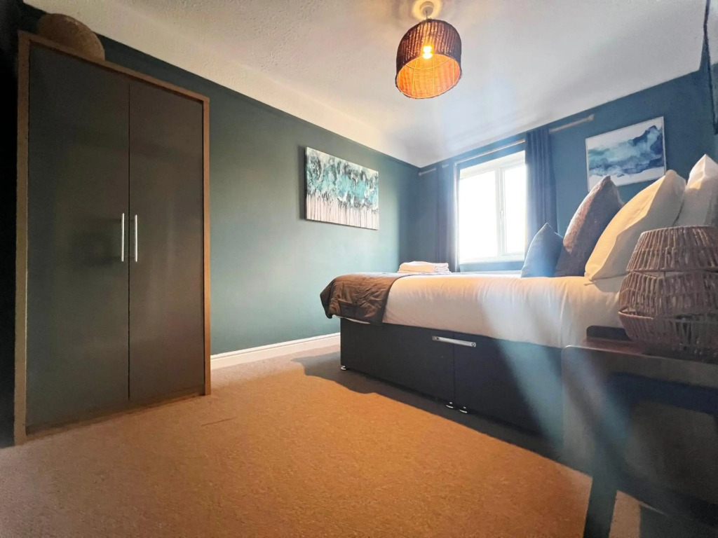 Recently Refurbished 3 Bedroom Home with Parking - Perfect for Longstays - Sleeps 8