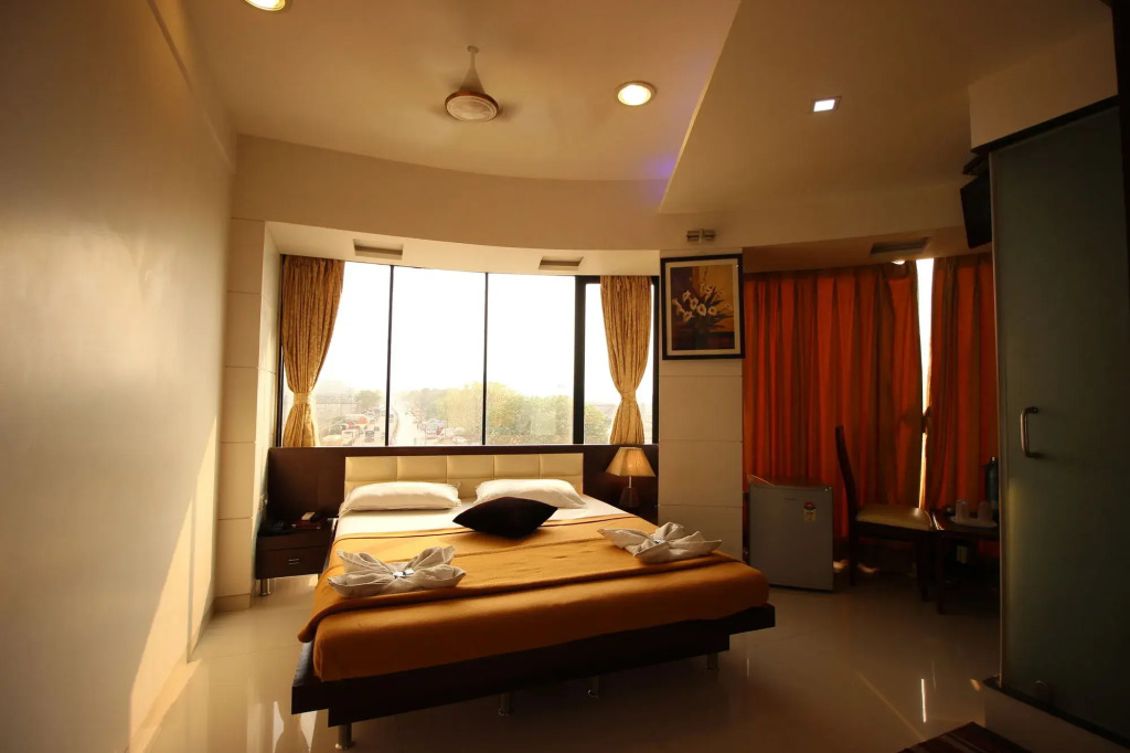 La Hotel Metro near BKC