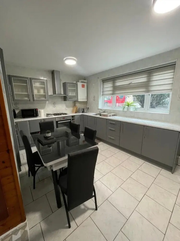 3-bed House - Garden & 30 Mins to Central London