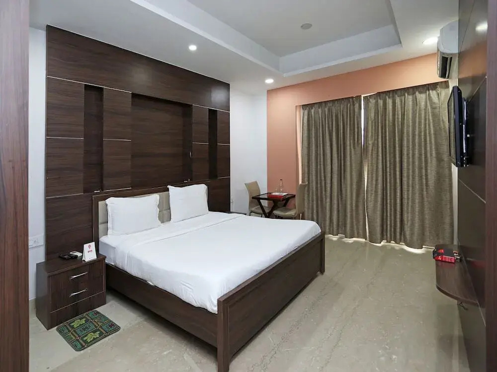 The Signature Hotel By OYO Rooms