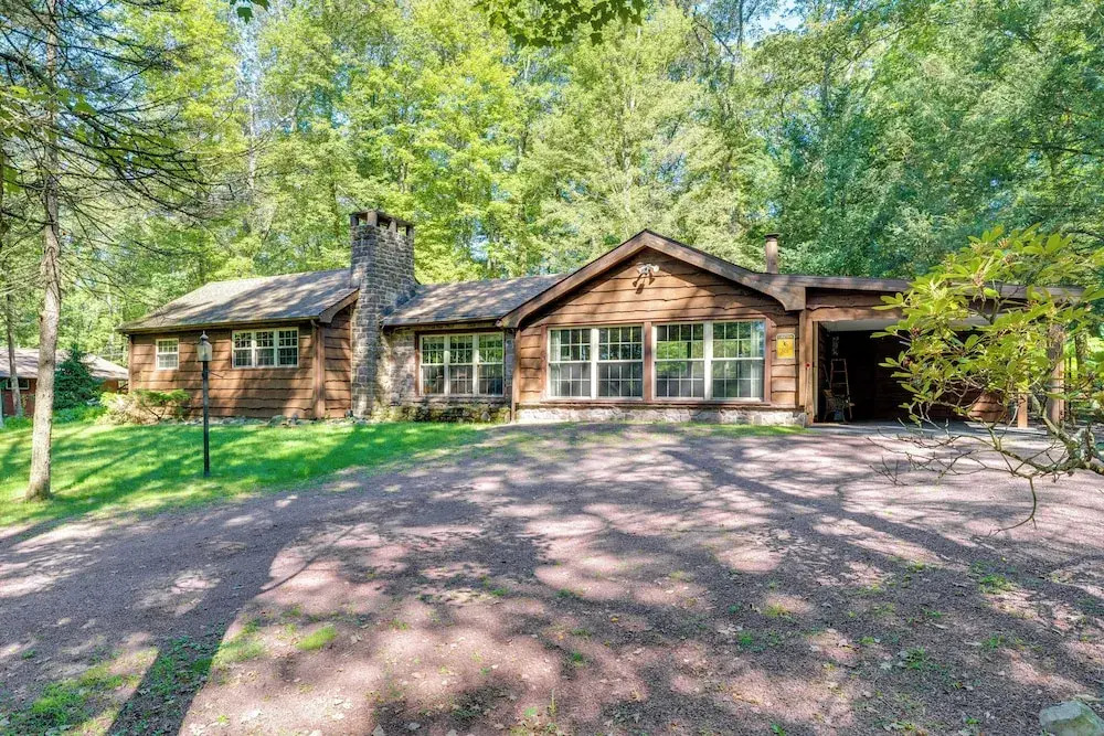 3 Mi to Slopes! Hot Tub Haven Near Lake Harmony