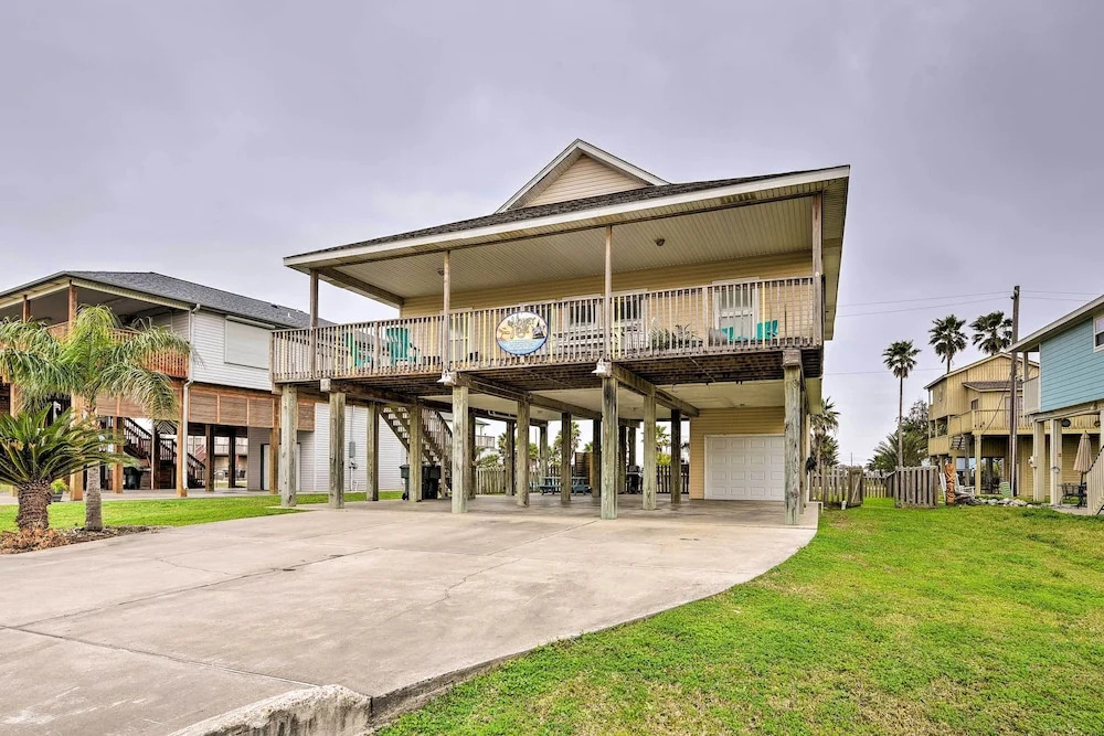 Pool, Marina & More! Family Home in Terramar Beach