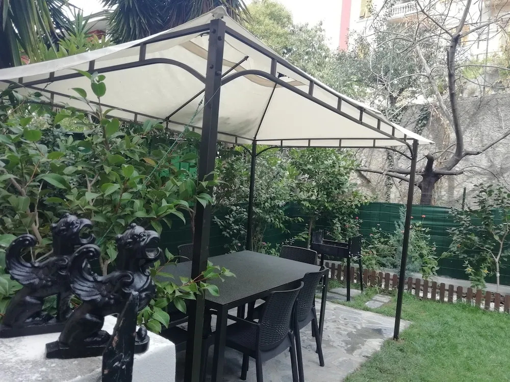 Roel Garden View