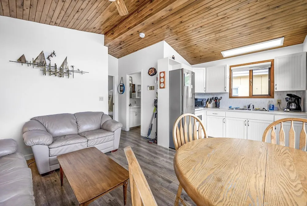 Cozy Cottage by the Lakeshore 4