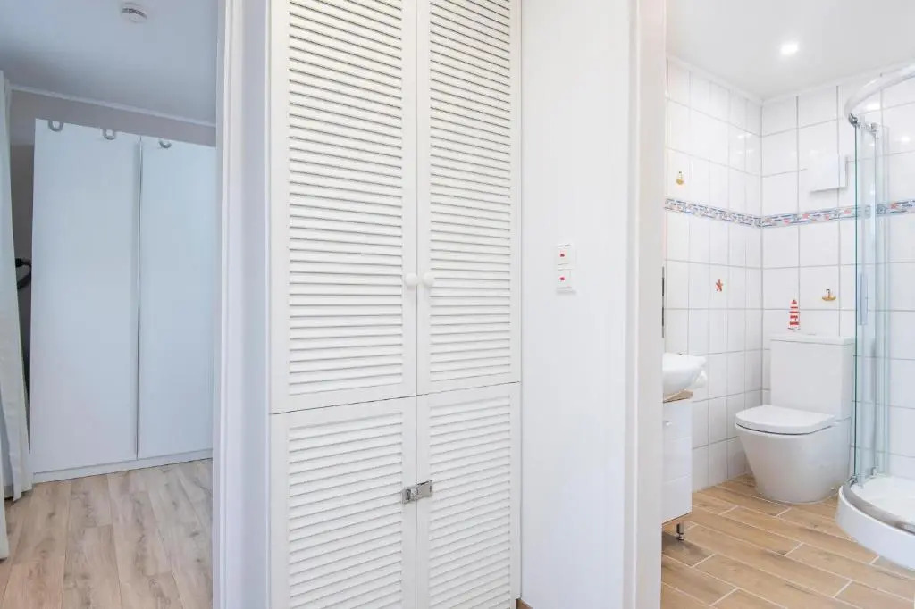 Wohnung 4, Leni
