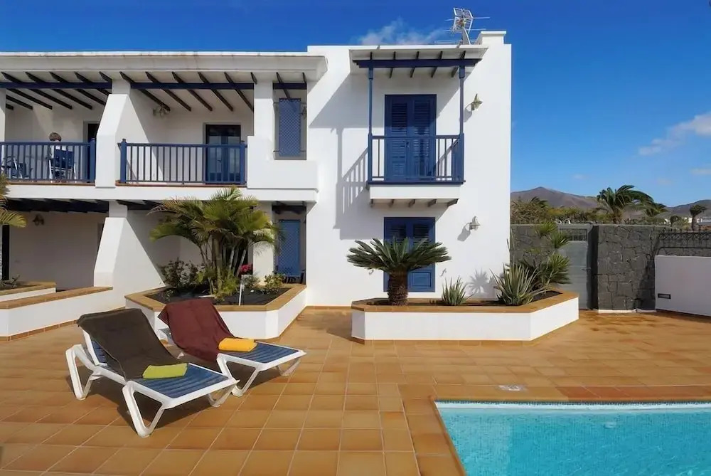 Remarkable 2-bed Apartment in Playa Blanca