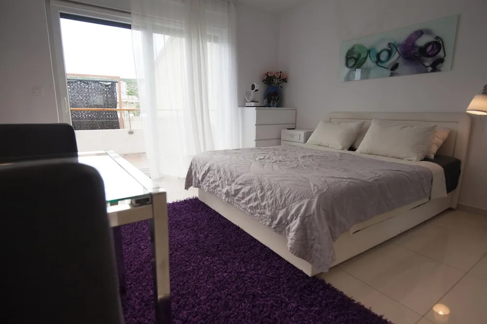 BASIC MANSION plus with swimming pool & free parking