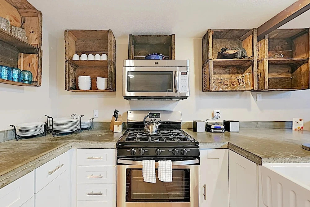 Remodeled Retreat w/ Spa & Pool, Near Eagle Lodge condo