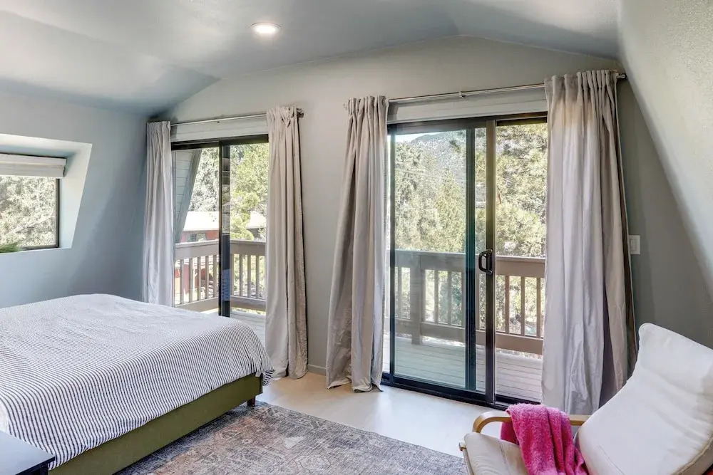 Walk to Village: Cozy Cabin in Pine Mountain Club