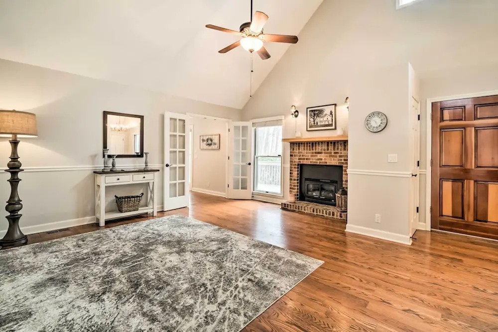 Relax Poolside! Family Getaway in Nashville Area