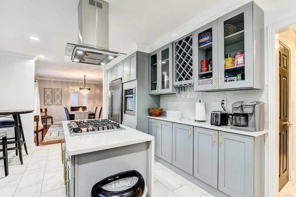 Luxurious Detroit Home - Walk to Golf and Park!