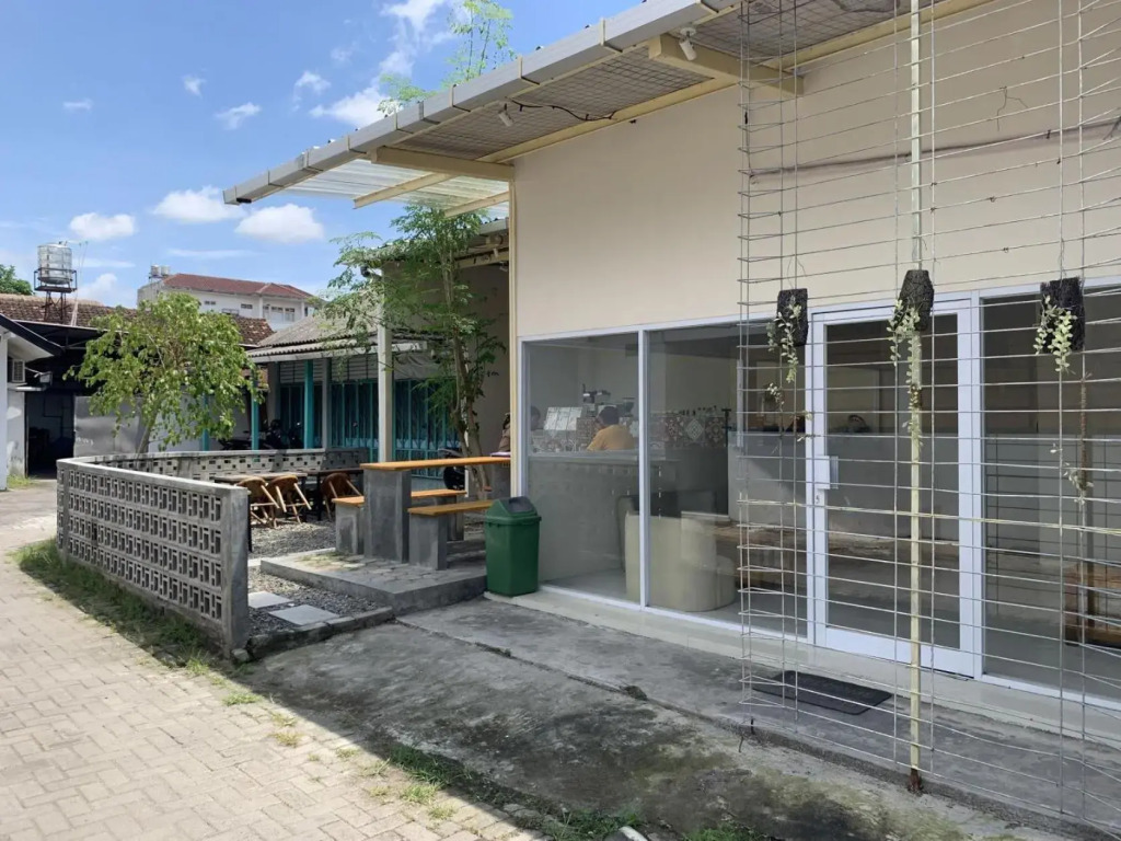 Recharge Cafe & Garasi Homestay