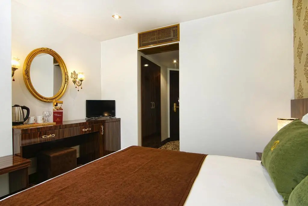 HOTEL S WHITE