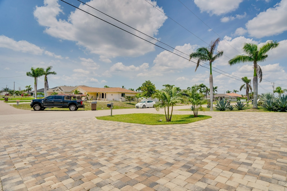 Pool & Gulf Access Canal: Chic Cape Coral Home!