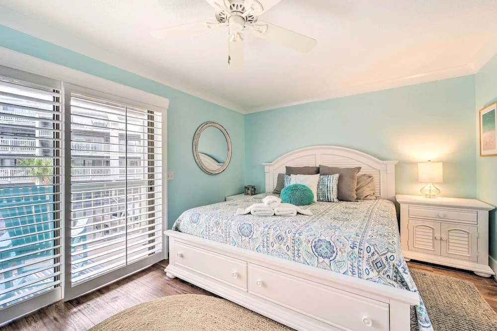 Bright Carolina Beach Condo - Walk to Shore!
