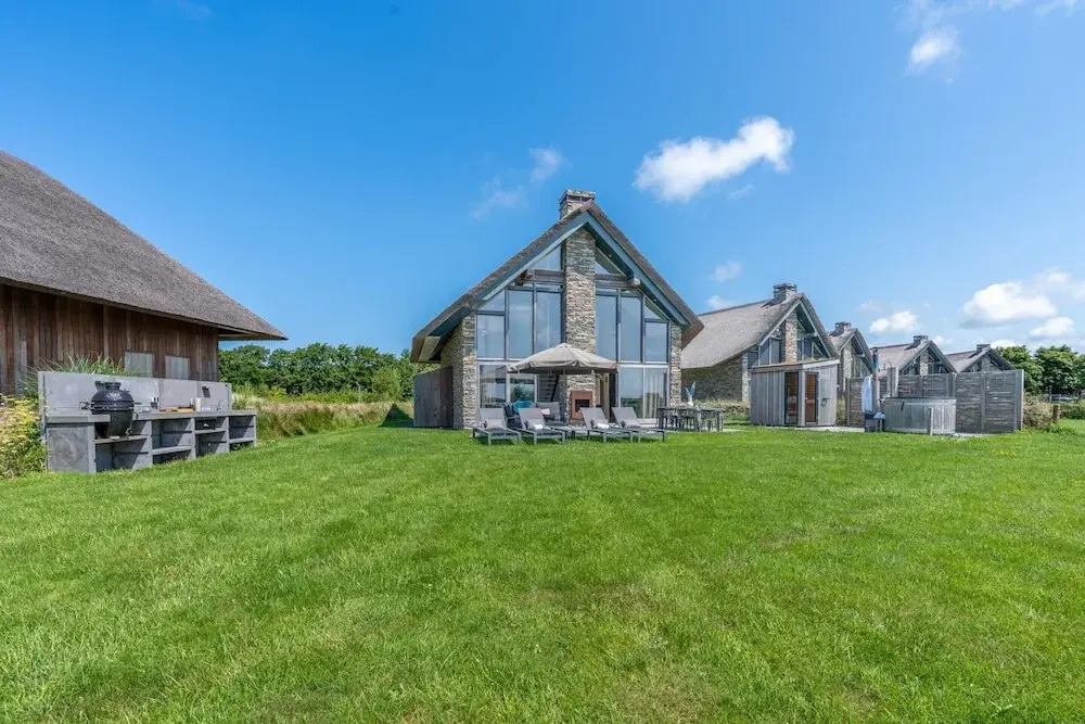 Modern 6-person Villa With Private Hot Tub - Near Beach & Nature