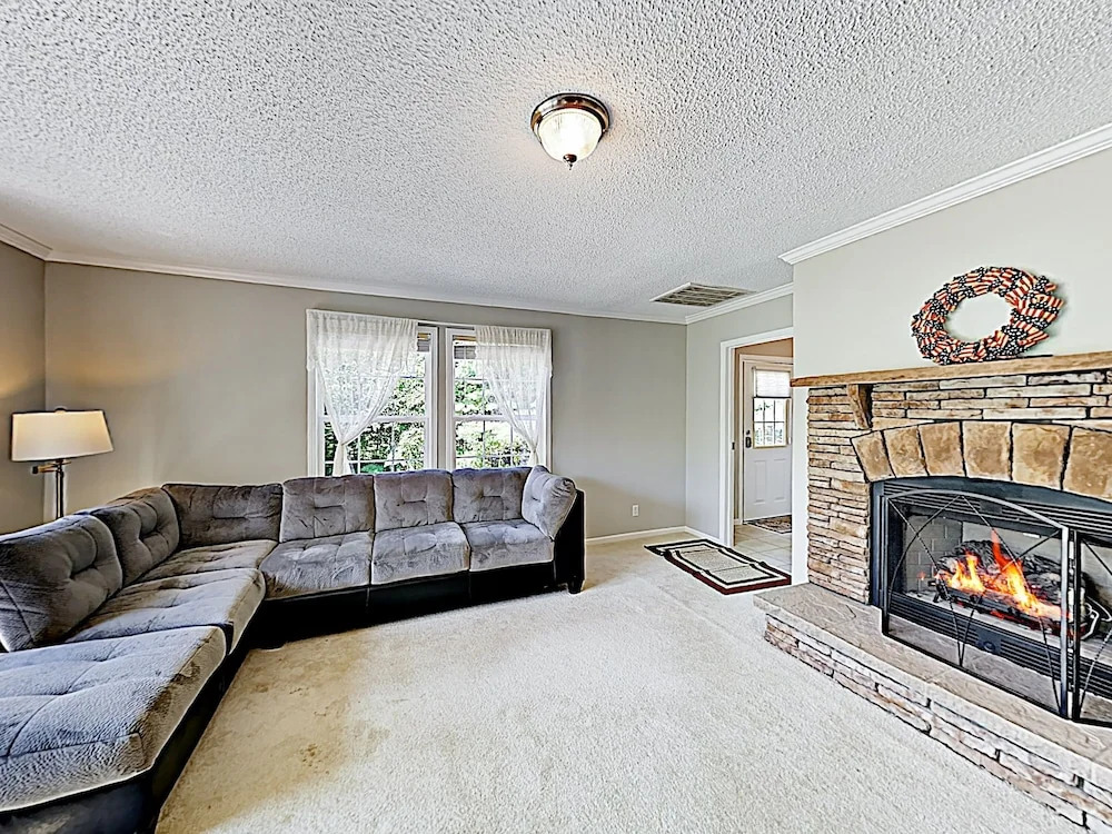 New Listing! Apple Country W/ Fire Pit 3 Bedroom Home