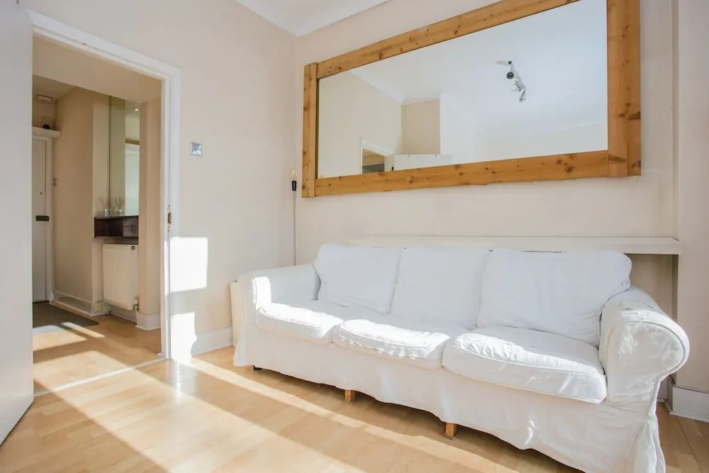 1 Bedroom Flat In Wimbledon With Garden
