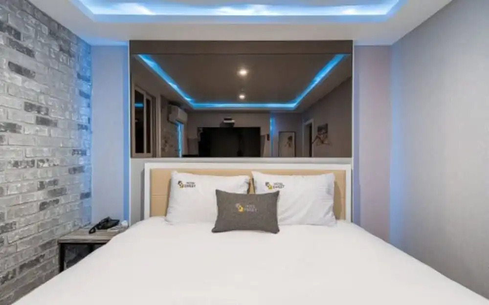 Sweet Hotel