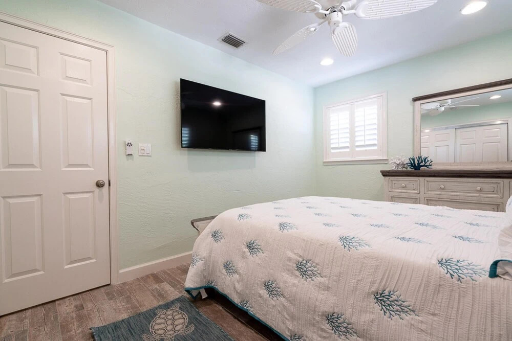 Turtle s Nest Pool Home Hot Tub Walking Distance to the Beach - 821 E 11th