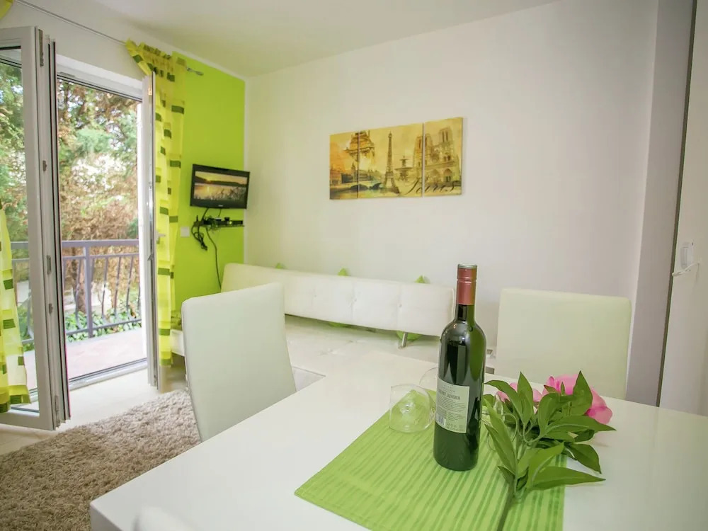 Nice Decorated one Bedroom Apartment With Balcony, Private Parking