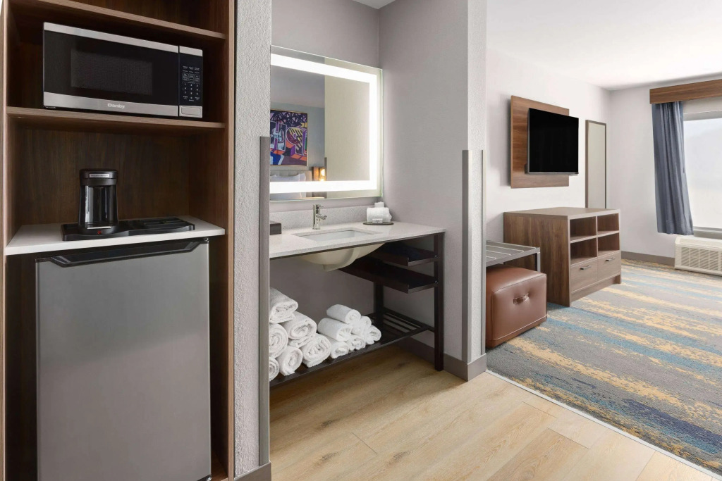 La Quinta Inn & Suites by Wyndham Memphis I-240