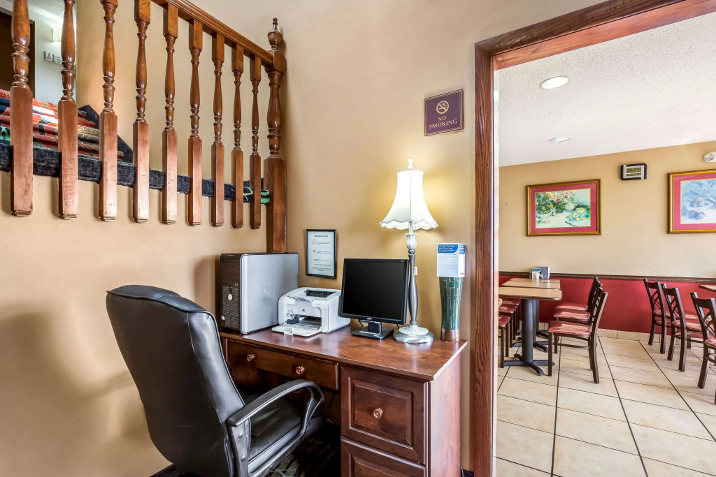 Econo Lodge Inn & Suites Fairview Heights St Louis