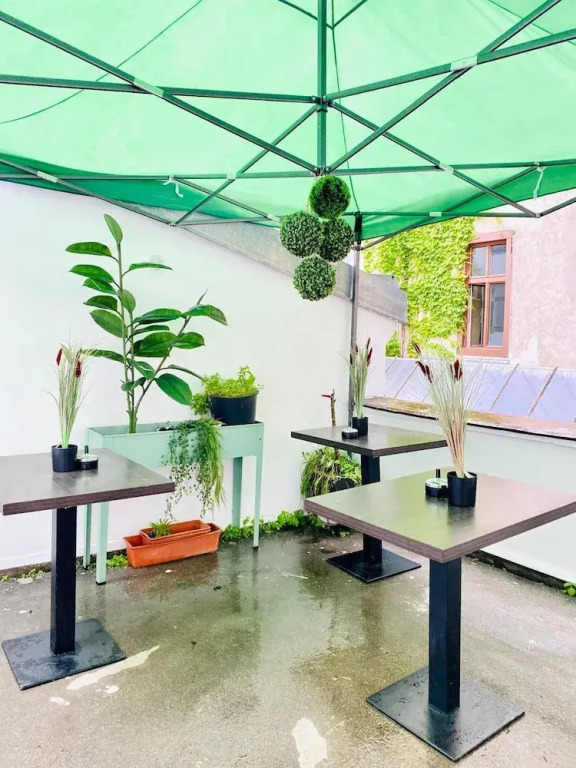 Spacious 8BR Apt with Terrace 16P