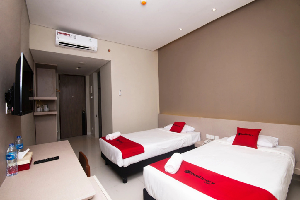 RedDoorz Plus @ Jakarta International Equestrian Park